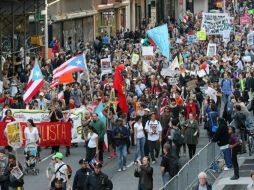 Banderas multicolores, de varios países, ondearon en la marcha, donde diversos ritmos animaron la jornada. AFP  /