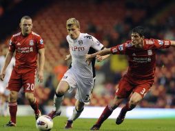 Pavel Porgrebnyak (centro) Trata de quitarse la marca de dos elementos del Liverpool. REUTERS  /