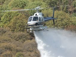 Como en anteriores eventos, un helicóptero de la Conafor combatió el fuego desde el aire. ARCHIVO  /