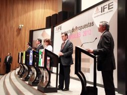 El consejero presidente del IFE, Leonardo Valdés (der.) reprochó al dueño de TV Azteca. NOTIMEX  /