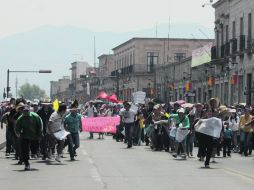 Estudiantes y sindicatos exigen en el Centro de Morelia la liberación de los 13 alumnos detenidos el sábado. NOTIMEX  /
