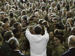 Barack Obama saluda soldados durante su vista a la Base Aérea Bagram. REUTERS  /