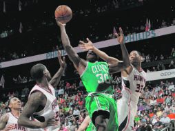 El alero de Boston, Paul Pierce, anotó 36 puntos. AFP  /