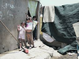 Tres de las menores, de tres y seis años, en el predio que usan como vivienda, en Lomas de la Primavera.  /