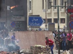 La televisión egipcia mostró imágenes de la batalla campal esta mañana en el barrio de Abasiya. REUTERS  /