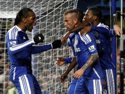 Raul Meireles (c) no podrá jugar la final en el Arena de Munich. EFE  /