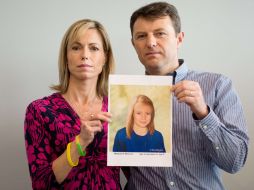 Gerry y Kate McCann muestran una foto de su hija desaparecida. AFP  /