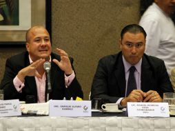 Enrique Alfaro (izq) durante su encuentro con industriales de Jalisco. Manuel Herrera, coordinador de CCIJ (der).  /