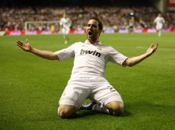 Gonzalo Higuáin abrió el camino del triunfo al Real Madrid.  /