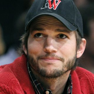 Ashton Kutcher parodia web de citas en un anuncio de papas fritas