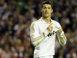 Cristiano Ronaldo muestra el escudo de su uniforme al público en San Mamés. AFP  /