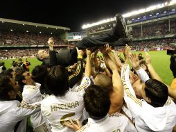 José Mourinho es alzado por los jugadores del equipos luego de conseguir el título en España. AFP  /