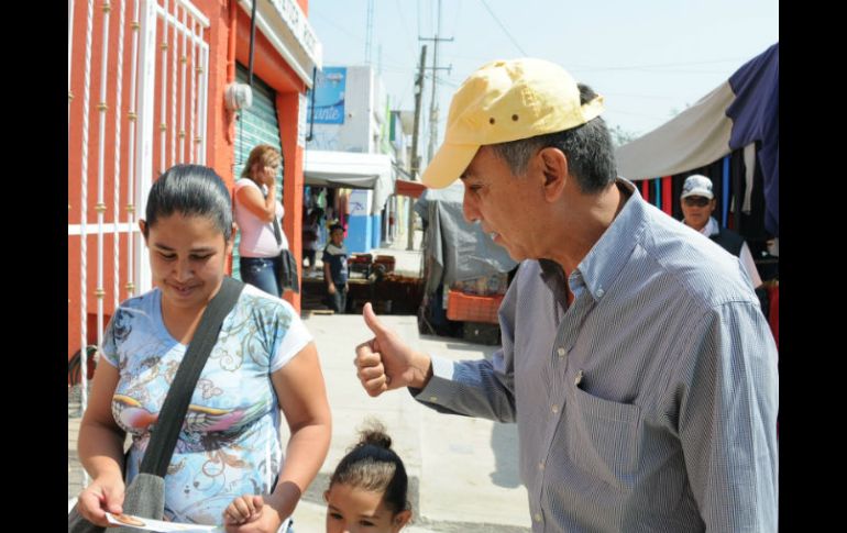 Garza Martínez recorrió algunas calles aledañas al tianguis, se reunió con comerciantes y vecinos.ESPECIAL  /