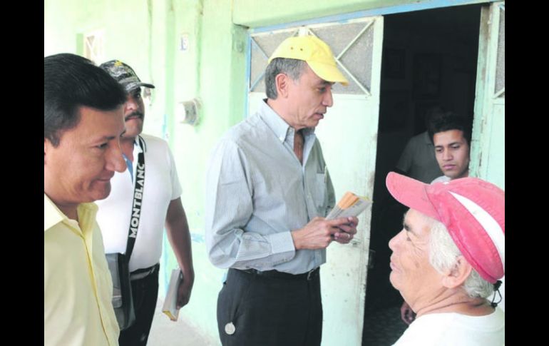 Fernando Garza platicó con comerciantes y vecinos de la Colonia Loma Bonita, en el municipio de Tonalá.  /