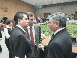 El presidente del IFE, Leonardo Valdés Zurita (derecha), dialoga con los consejeros Lorenzo Córdoba y Francisco Guerrero. NTX  /