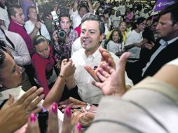 Enrique Peña Nieto saluda a sus simpatizantes previo a un encuentro con académicos de la UNAM. EL UNIVERSAL  /