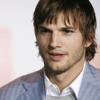 Retiran anuncio con Kutcher por quejas de racismo