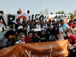 Los universitarios aprovecharon la visita de Alfaro para tomarse fotos con él.  /
