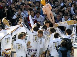 Los merengues celebran su campeonato en la plaza de la Cibeles, España. EFE  /