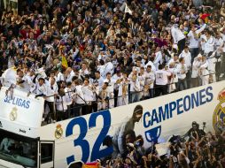 El autobús blanco llevaba inscrito el lema 'Campeones, 32 ligas' junto al escudo del club. AP  /