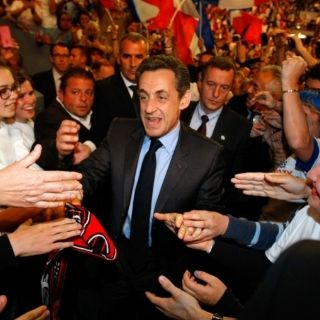 Reduce Sarkozy ventaja de Hollande