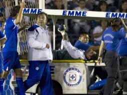 Corona salio en camilla y directo al hospital el pasado martes en el juego ante Libertad de Paraguay. MEXSPORT  /