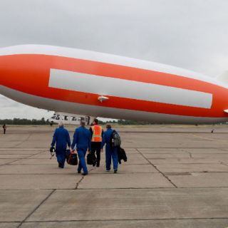 Científicos buscan trozos de meteoro desde un dirigible