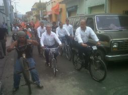 Alfaro Visita Tototlán y llega en bicicleta a la plaza principal del municipio.  /