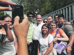 Un grupo de estudiantes del CUCSH aprovechó para tomarse la foto del recuerdo.  /