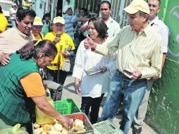 Fernando Garza escuchó las demandas de vecinos y comerciantes en el poblado de San Martín de las Flores de Abajo.ESPECIAL  /