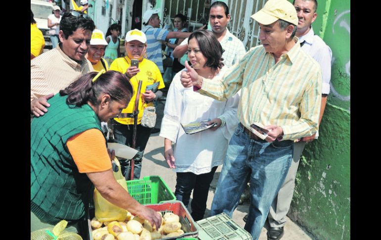Fernando Garza escuchó las demandas de vecinos y comerciantes en el poblado de San Martín de las Flores de Abajo.ESPECIAL  /