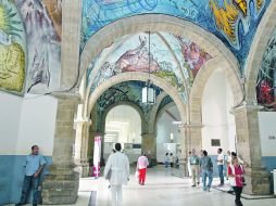 Cúpulas con murales del artista jalisciense Gabriel Flores, en un pasillo del “Fray Antonio Alcalde”.  /