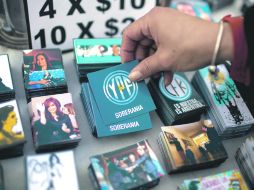 El sentimiento que provoca la nacionalización de la empresa se ve hasta en las estampas. AP  /