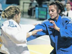 Edna Carrillo (azul) conquistó la medalla de bronce en la categoría de 48 kilos, en el Panamericano de Judo.MEXSPORT  /