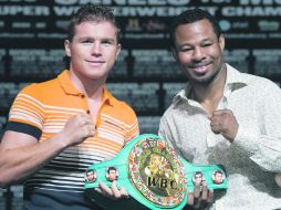 Saúl Álvarez y Shane Mosley sostienen el cinturón Superwelter del Consejo Mundial de Boxeo.REUTERS  /