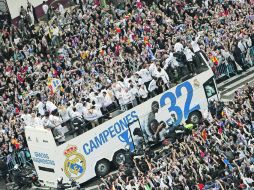 El autobús, pintado de blanco y con un número 32 enorme transitó del “Santiago Bernabéu” a la Plaza de la Cibeles. EFE  /