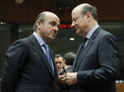 El ministro español de Economía y Competitividad, Luis de Guindos (i), charla con su homólogo de Polonia, Jacek Rostowski (d). EFE  /