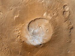 Resultan interesantes los sedimentos que cubren el fondo de algunos de los cráteres erosionados más viejos.  ARCHIVO  /