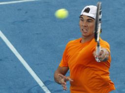 Tras entrenar en la nueva pista, el tenista lamentó que a los tenistas no se les consulten esas decisiones. REUTERS  /