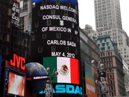 Una pantalla electrónica anunciando que el NASDAQ da la bienvenida al cónsul general de México en Nueva York. EFE  /