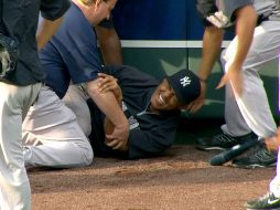 La rodilla de Mariano se le dobló antes de estrellarse contra el muro. AP  /