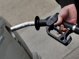 En Estados Unidos la gasolina ha descendido una media nacional, unos 13 centavos el galón (3.79 litros). ARCHIVO  /