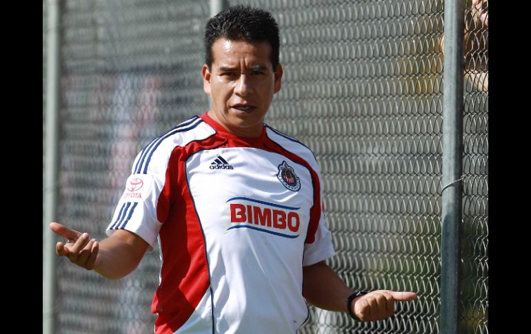 Martínez fungió como auxiliar de Coyote (foto) durante los dos partidos que estuvo al frente de Chivas. ARCHIVO  /