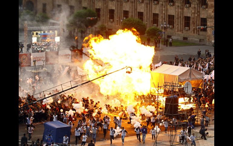 Imagen de la explosión de gas durante un mitin de campaña en el centro de Plaza de la República en Yerevan. AFP  /