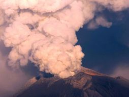El Popocatépetl es visto hoy, viernes 4 de mayo de 2012, desde el poblado de Nealtican, Puebla. EFE  /