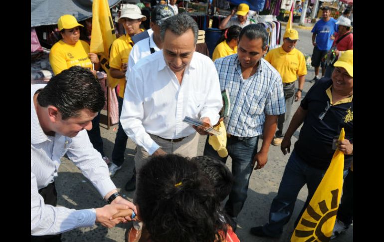 Como ya es parte de su agenda Fernando Garza recorrió otro tianguis de la ciudad. ESPECIAL  /