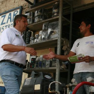 Alfredo Barba se compromete a ayudar a Santa María Tequepexpan