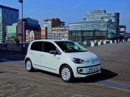 VW Up! de cinco puertas.  /