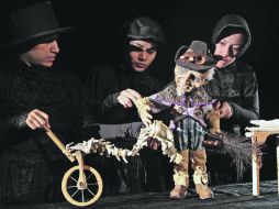 Escena de Animalario, cuyos títeres son creación también del taller experimental Luna Morena.  /