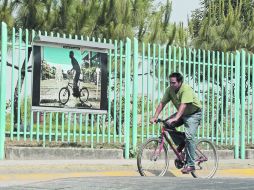 La exposición, con la obra de 92 fotógrafos, está colocada en la reja del Museo.  /